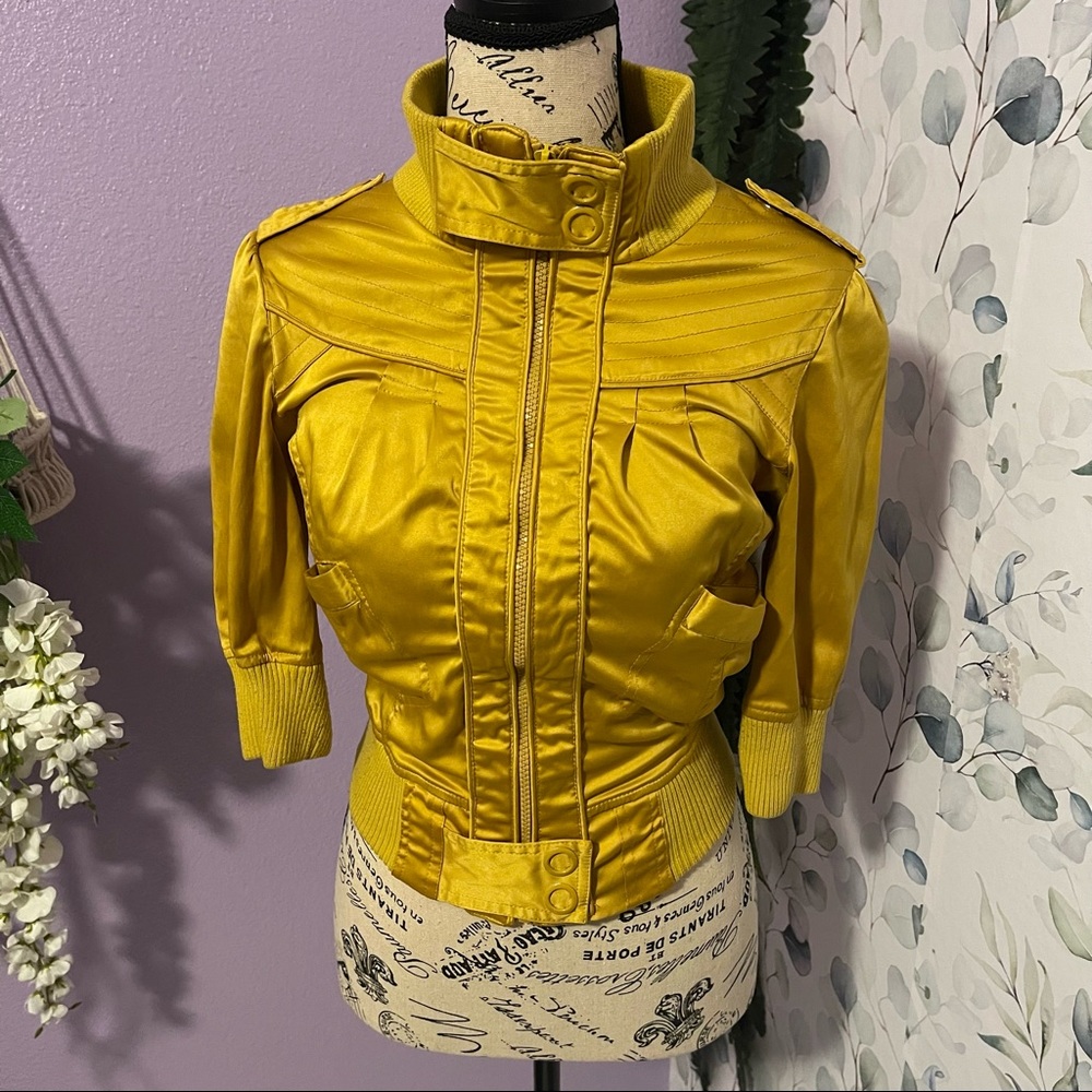 Yellow jacket, Size small